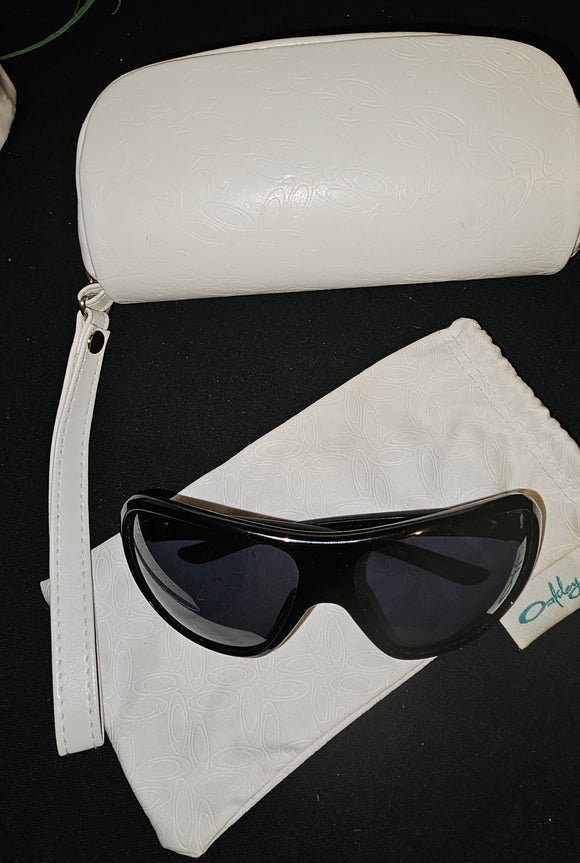 Oakley Underspin Blk/Blk Sunglasses with Oakley Logo Zip Case and Storage Bag